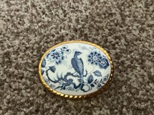 VINTAGE AYNSLEY HAND PAINTED FINE BONE CHINA BROOCH (BIRD DESIGN)