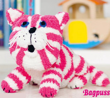 0132 Knitting Bagpuss Old