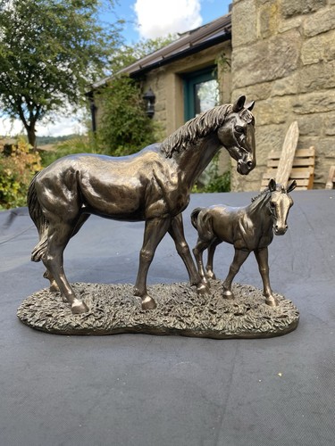 Bronze effect mare and foal - effect,