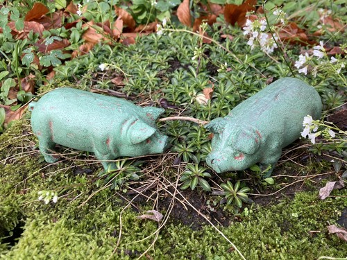 Pair metal cast iron piglet - iron,