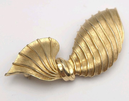 Crown trifari brooch vintage - crown,