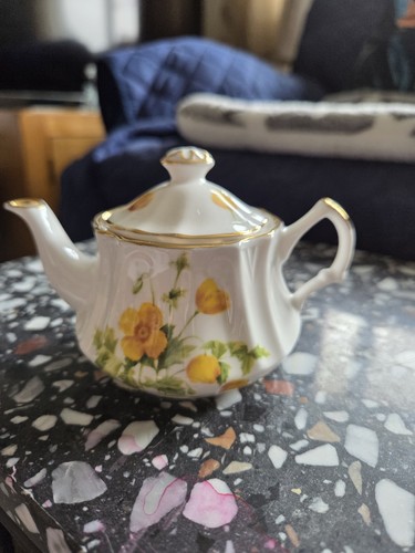 Pretty miniature teapot with - miniature,