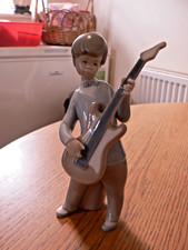A LOVELY  LLADRO 4614 "BOY WITH GUITAR"  FIGURE.