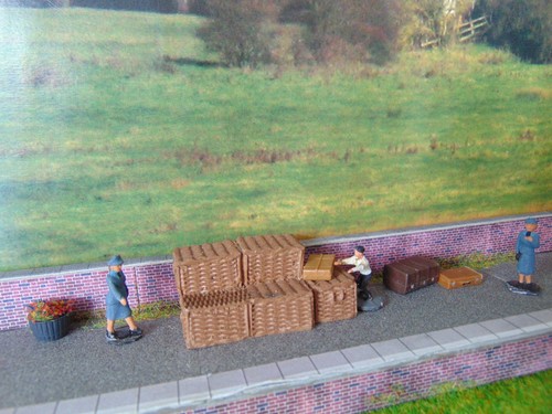 Model railway figures - figures, plus
