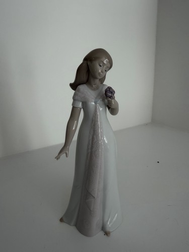 Nao flower girl figure - flower,