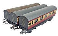 Trix Twin TTR OO Gauge Tin rake of 3 coaches Model Railways Cream Maroon Unboxed