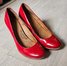 SOFFT red patent pumps court