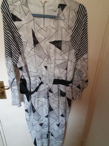 Studio preen black white - studio, &