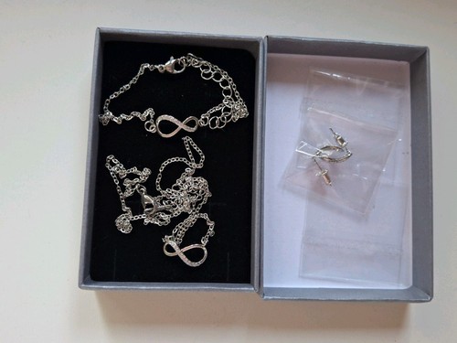 Lovely silvertone jewelry set - lovely,