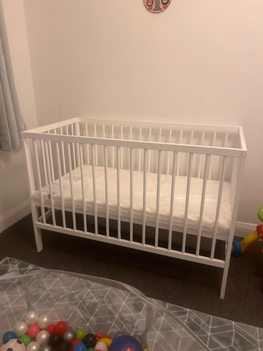 Brand new white - cot, (perfect