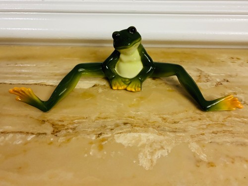 Franz porcelain frog - in.,