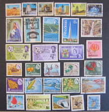 A SELECTION OF 30 QEII