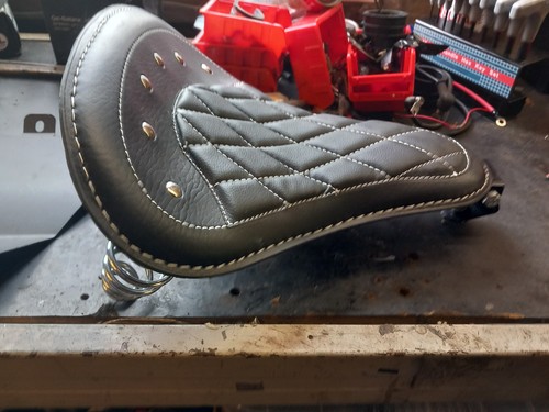 Chopper sprung seat with - with, base