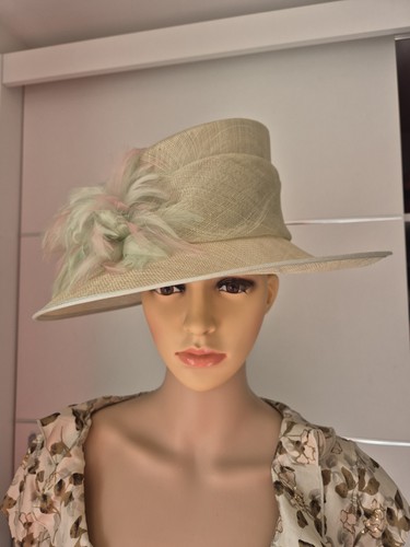 Green hat with pink - &,