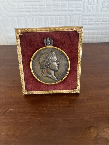 Beautiful vintage framed medal - framed,
