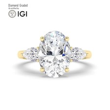 Oval Diamond Trilogy Ring 18k