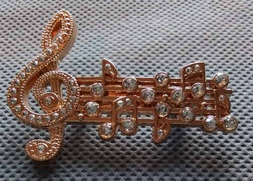 Vintage style notes - , brooch
