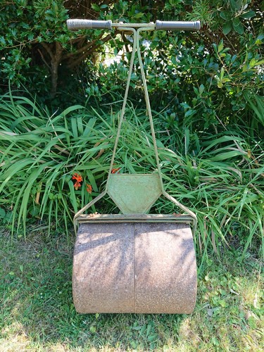 Cast iron vintage roller - cast,