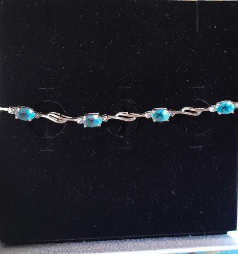 Bracelet with oval blue topaz