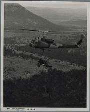 BELL HUEY TUG HELICOPTER VINTAGE ORIGINAL MANUFACTURERS PHOTO UH-1 IROQUOIS