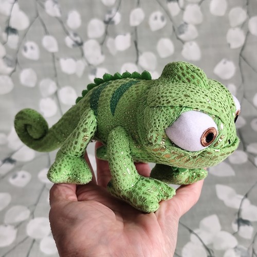 Disney store pascal rapunzel - store,