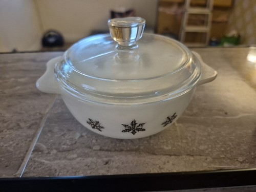 Pyrex jaj lidded dish - pyrex,