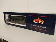 Bachmann (OO) 31-561 BR Lined Green V2 Loco No 60825.