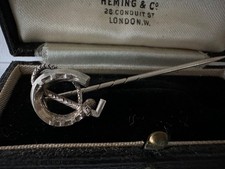 LOVELY SILVER TONE  VINTAGE ANTIQUE HORSE SHOE CROP EQUESTRIAN HATPIN TIEPIN 3