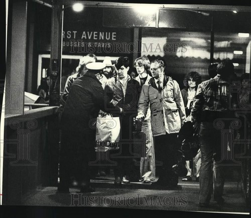 1980 press photo commuters buy - 1980,