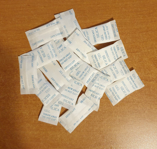 100 packets silica gel - of,