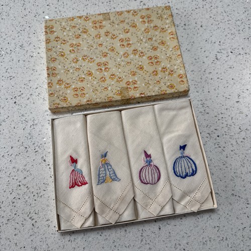 Pretty vintage embroidered - pretty,