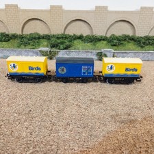 HORNBY + LIMA OO GAUGE  RAKE OF 3  ' BIRDS' CUSTARD WAGONS  FREE POST