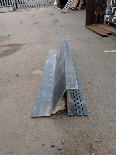 Short steel cavity eaves - short,