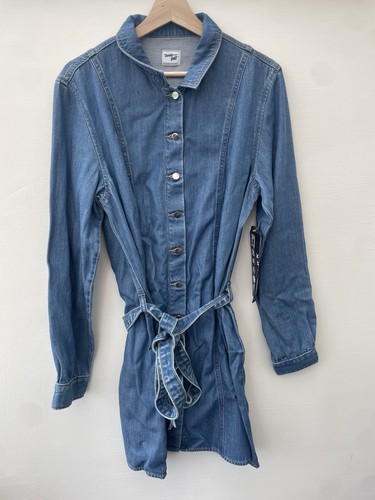 Ladies long sleeve buttoned
