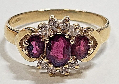 9ct yellow gold - oval, garnet