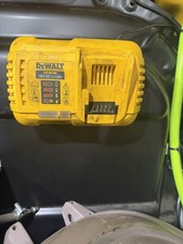 Dewalt  DCB118 Charger Wall