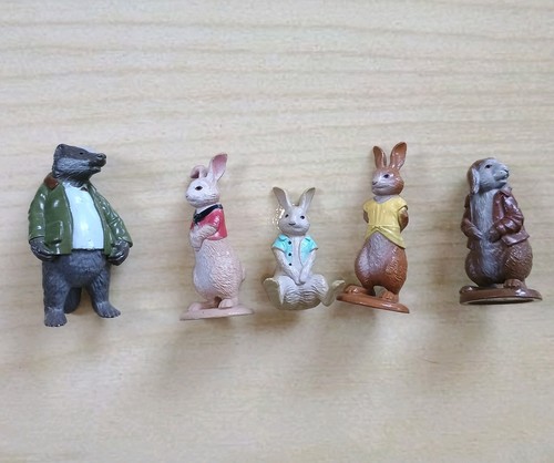 Peter rabbit figures - peter, cake