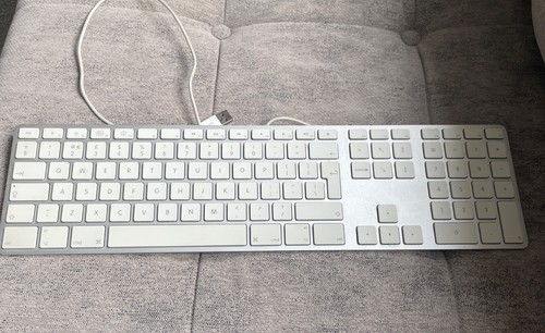 Apple keyboard layout - -,