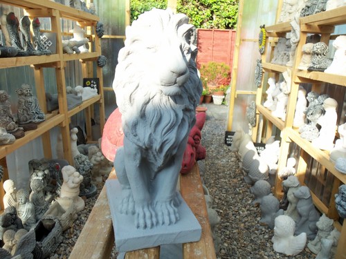 Concrete garden statue lion - -,