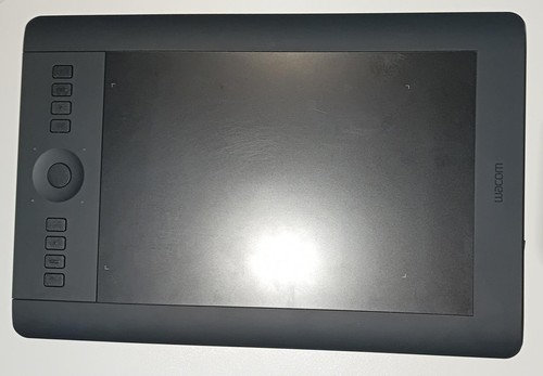 Black wacom intuos pro - black,