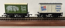 2x HORNBY OO GAUGE GREEN PRIME PORK & WHITE SMITHS SNACKS CLOSED VAN WAGONS