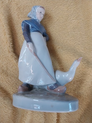 Royal copenhagen figurine - royal,