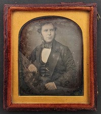 YOUNG'S PHOTOGRAPHIC VICTORIAN DAGUERREOTYPE SIXTH PLATE SEATED GENT c1840's