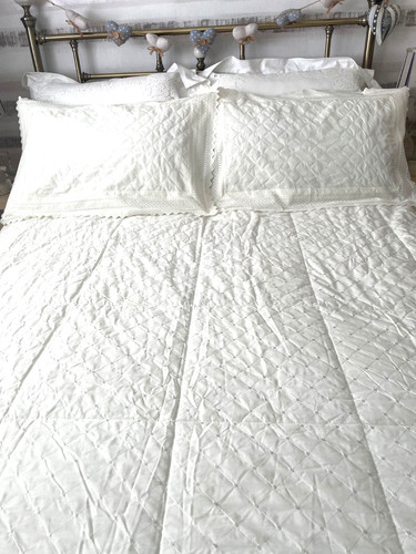 Victorian style quilted - style,