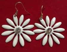 Very pretty large white daisy dangle earrings, 50s 60s retro