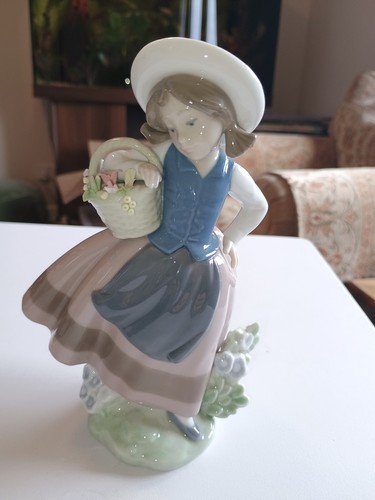 Lladro sweet centre girl - 'sweet,