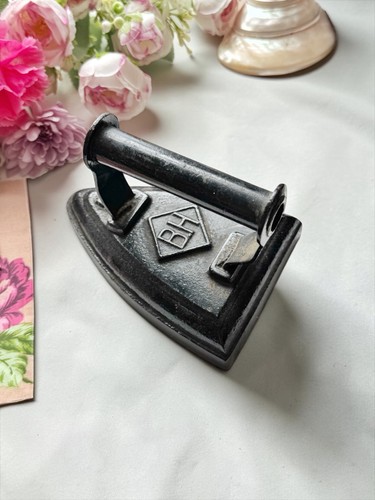 Antique 5 cast iron - bh,