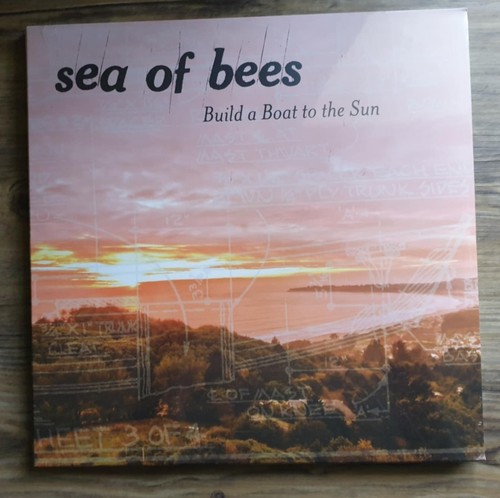 Sea bees build a - bees, boat