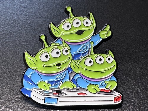 Three eyed alien enamel pin - three,