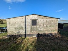 Mobile poultry rearing shed on